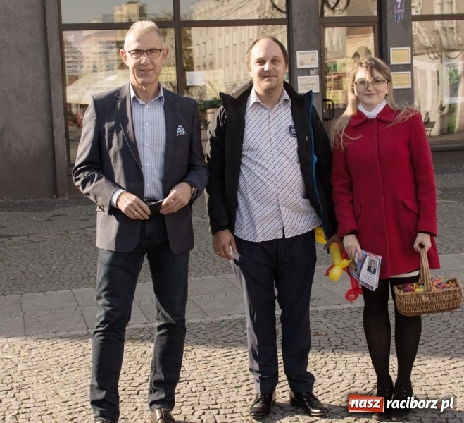 Zdjęcie w galerii na portalu naszraciborz.pl: #stawiamnaraciborz również postawił na kampanię w plenerze. Lenk zaprasza na spacerek wiadomości z regionu