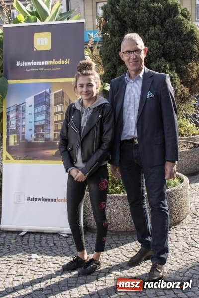 Zdjęcie w galerii na portalu naszraciborz.pl: #stawiamnaraciborz również postawił na kampanię w plenerze. Lenk zaprasza na spacerek wiadomości z regionu