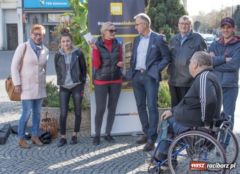 Zdjęcie w galerii na portalu naszraciborz.pl: #stawiamnaraciborz również postawił na kampanię w plenerze. Lenk zaprasza na spacerek wiadomości z regionu