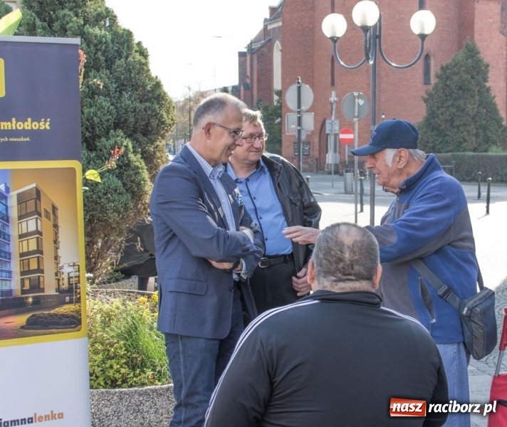 Zdjęcie w galerii na portalu naszraciborz.pl: #stawiamnaraciborz również postawił na kampanię w plenerze. Lenk zaprasza na spacerek wiadomości z regionu