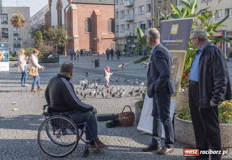Zdjęcie w galerii na portalu naszraciborz.pl: #stawiamnaraciborz również postawił na kampanię w plenerze. Lenk zaprasza na spacerek wiadomości z regionu