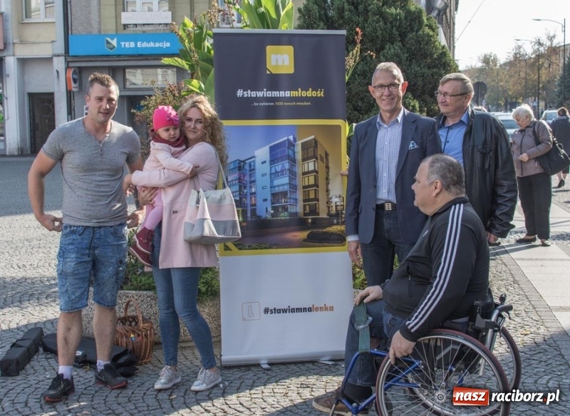 Zdjęcie w galerii na portalu naszraciborz.pl: #stawiamnaraciborz również postawił na kampanię w plenerze. Lenk zaprasza na spacerek wiadomości z regionu