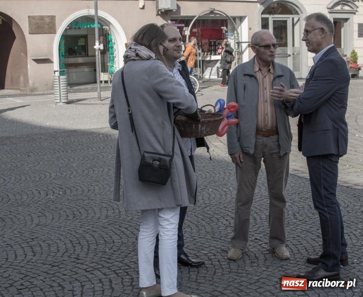 Zdjęcie w galerii na portalu naszraciborz.pl: #stawiamnaraciborz również postawił na kampanię w plenerze. Lenk zaprasza na spacerek wiadomości z regionu