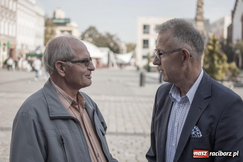 Zdjęcie w galerii na portalu naszraciborz.pl: #stawiamnaraciborz również postawił na kampanię w plenerze. Lenk zaprasza na spacerek wiadomości z regionu