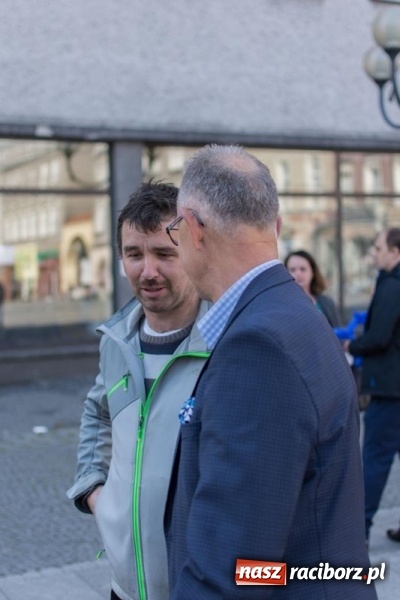 Zdjęcie w galerii na portalu naszraciborz.pl: #stawiamnaraciborz również postawił na kampanię w plenerze. Lenk zaprasza na spacerek wiadomości z regionu