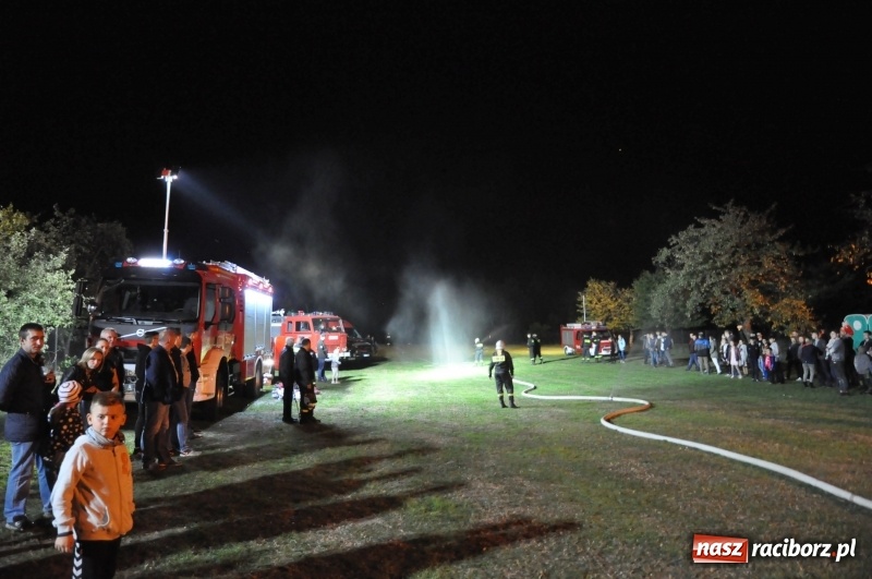 Zdjęcie w galerii na portalu naszraciborz.pl: Strażacki mercedes z silnikiem BMW na nocnych zawodach w Brzeziu  wiadomości z regionu