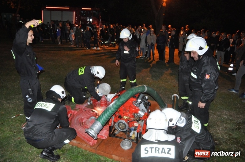 Zdjęcie w galerii na portalu naszraciborz.pl: Strażacki mercedes z silnikiem BMW na nocnych zawodach w Brzeziu  wiadomości z regionu