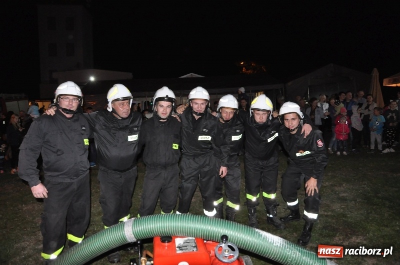 Zdjęcie w galerii na portalu naszraciborz.pl: Strażacki mercedes z silnikiem BMW na nocnych zawodach w Brzeziu  wiadomości z regionu