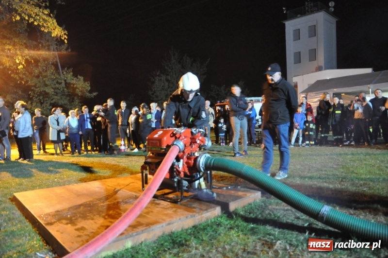 Zdjęcie w galerii na portalu naszraciborz.pl: Strażacki mercedes z silnikiem BMW na nocnych zawodach w Brzeziu  wiadomości z regionu