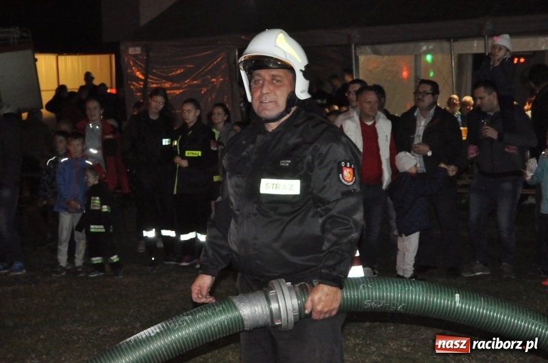 Zdjęcie w galerii na portalu naszraciborz.pl: Strażacki mercedes z silnikiem BMW na nocnych zawodach w Brzeziu  wiadomości z regionu