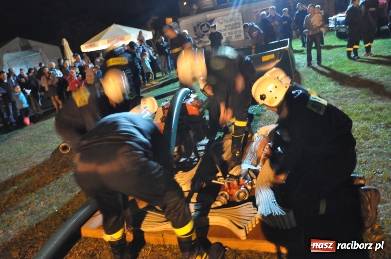 Zdjęcie w galerii na portalu naszraciborz.pl: Strażacki mercedes z silnikiem BMW na nocnych zawodach w Brzeziu  wiadomości z regionu