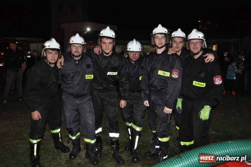 Zdjęcie w galerii na portalu naszraciborz.pl: Strażacki mercedes z silnikiem BMW na nocnych zawodach w Brzeziu  wiadomości z regionu