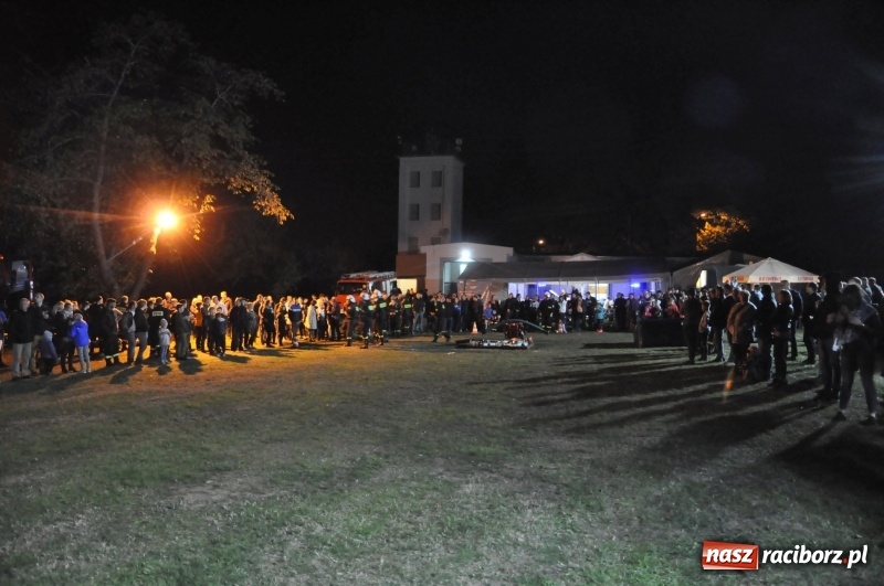 Zdjęcie w galerii na portalu naszraciborz.pl: Strażacki mercedes z silnikiem BMW na nocnych zawodach w Brzeziu  wiadomości z regionu