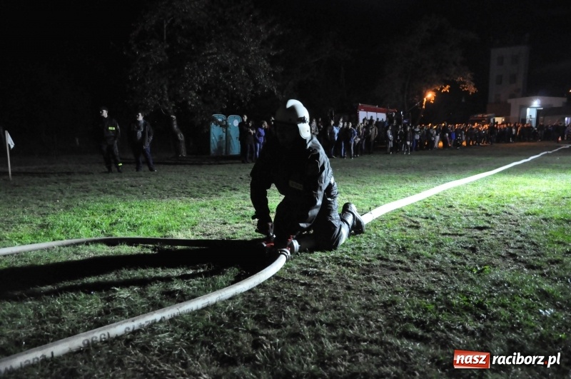 Zdjęcie w galerii na portalu naszraciborz.pl: Strażacki mercedes z silnikiem BMW na nocnych zawodach w Brzeziu  wiadomości z regionu