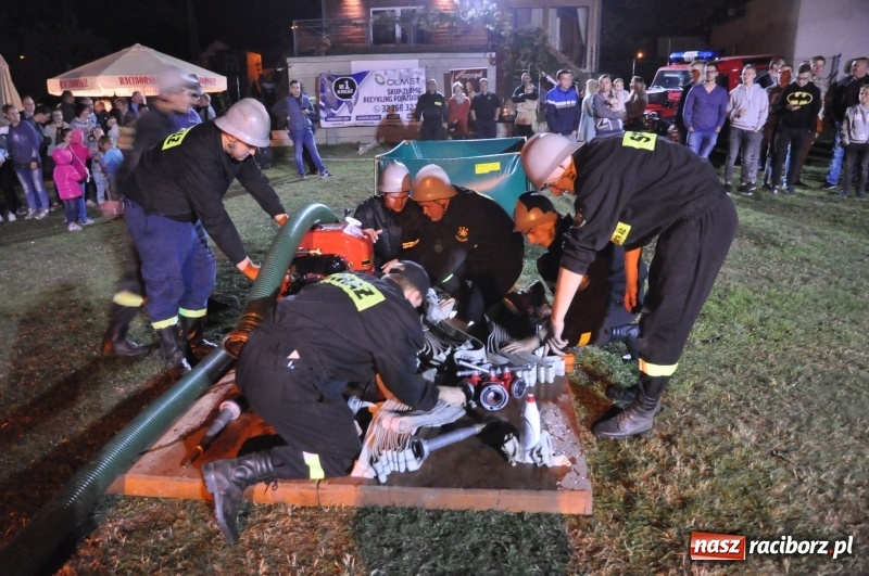 Zdjęcie w galerii na portalu naszraciborz.pl: Strażacki mercedes z silnikiem BMW na nocnych zawodach w Brzeziu  wiadomości z regionu