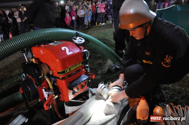 Zdjęcie w galerii na portalu naszraciborz.pl: Strażacki mercedes z silnikiem BMW na nocnych zawodach w Brzeziu  wiadomości z regionu