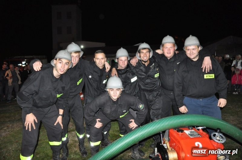 Zdjęcie w galerii na portalu naszraciborz.pl: Strażacki mercedes z silnikiem BMW na nocnych zawodach w Brzeziu  wiadomości z regionu