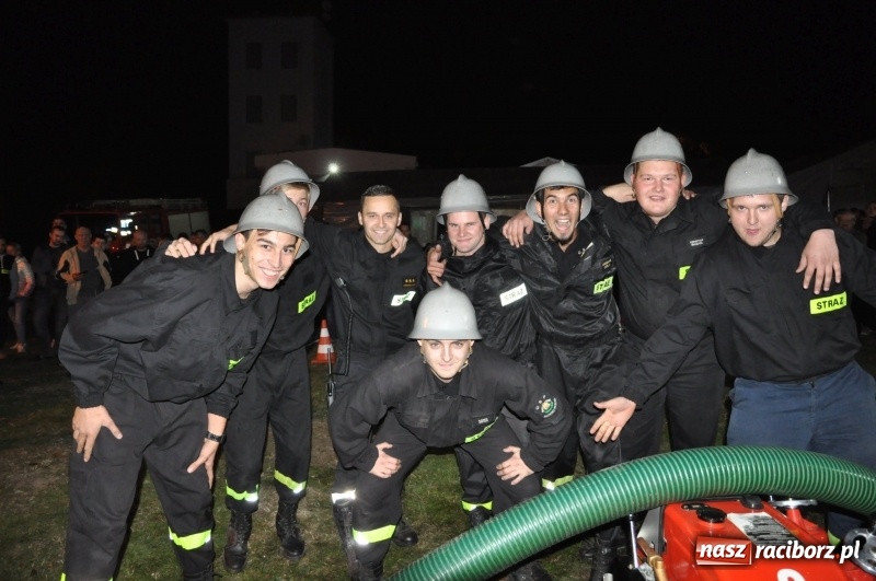 Zdjęcie w galerii na portalu naszraciborz.pl: Strażacki mercedes z silnikiem BMW na nocnych zawodach w Brzeziu  wiadomości z regionu