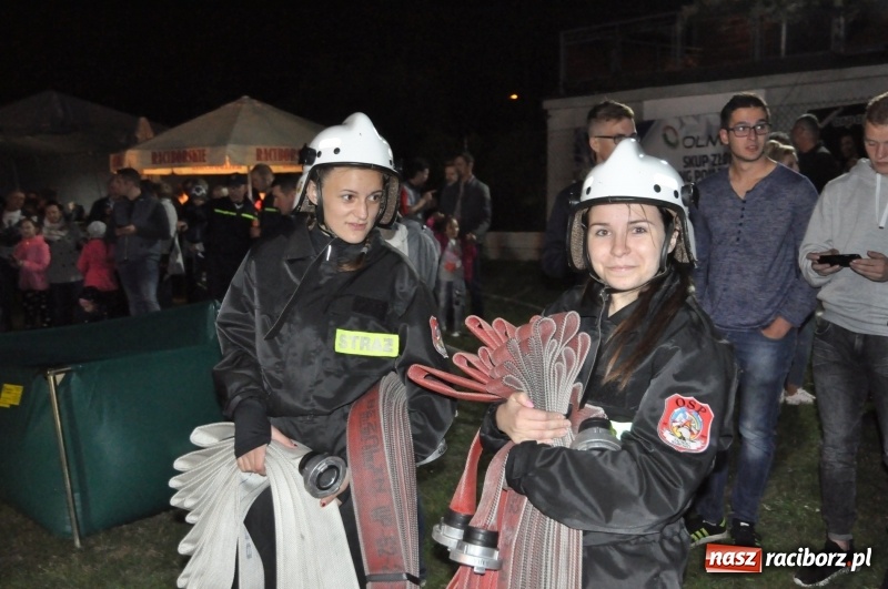 Zdjęcie w galerii na portalu naszraciborz.pl: Strażacki mercedes z silnikiem BMW na nocnych zawodach w Brzeziu  wiadomości z regionu