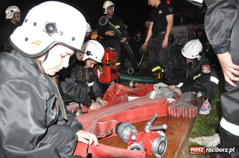 Zdjęcie w galerii na portalu naszraciborz.pl: Strażacki mercedes z silnikiem BMW na nocnych zawodach w Brzeziu  wiadomości z regionu