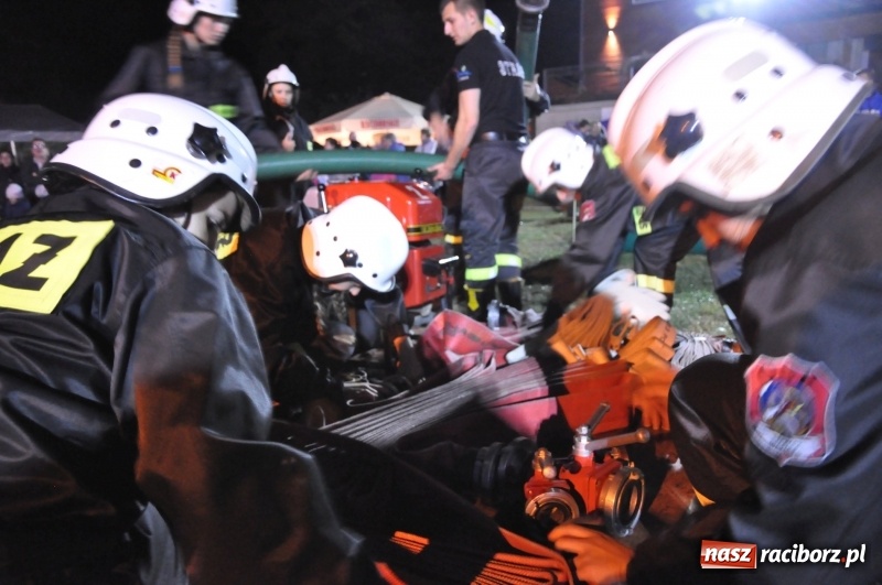 Zdjęcie w galerii na portalu naszraciborz.pl: Strażacki mercedes z silnikiem BMW na nocnych zawodach w Brzeziu  wiadomości z regionu