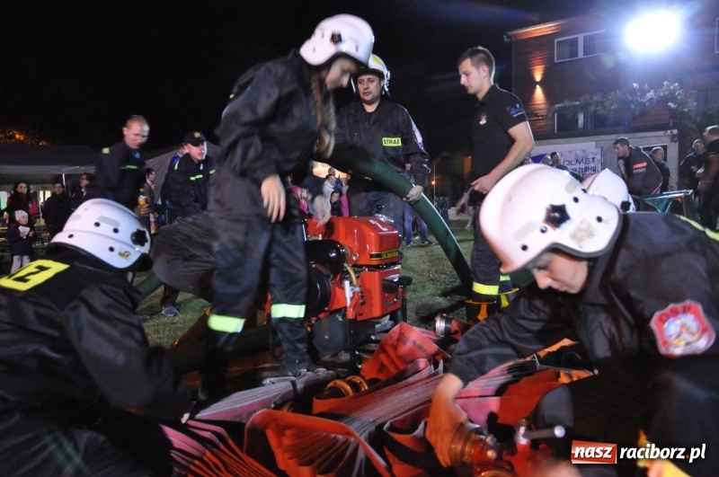 Zdjęcie w galerii na portalu naszraciborz.pl: Strażacki mercedes z silnikiem BMW na nocnych zawodach w Brzeziu  wiadomości z regionu