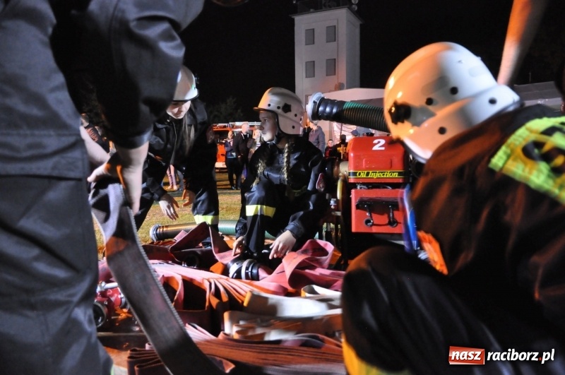 Zdjęcie w galerii na portalu naszraciborz.pl: Strażacki mercedes z silnikiem BMW na nocnych zawodach w Brzeziu  wiadomości z regionu