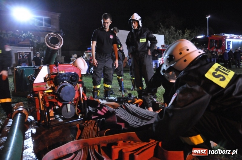Zdjęcie w galerii na portalu naszraciborz.pl: Strażacki mercedes z silnikiem BMW na nocnych zawodach w Brzeziu  wiadomości z regionu