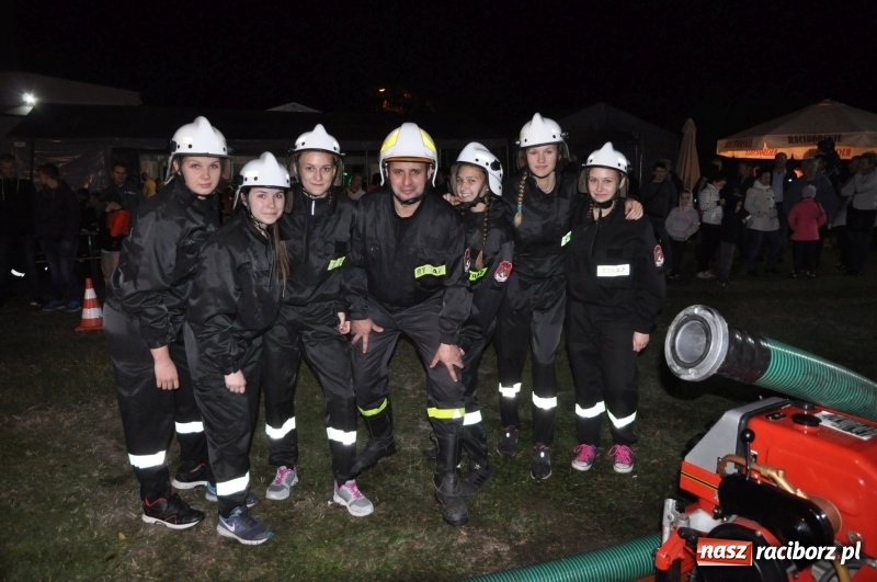 Zdjęcie w galerii na portalu naszraciborz.pl: Strażacki mercedes z silnikiem BMW na nocnych zawodach w Brzeziu  wiadomości z regionu