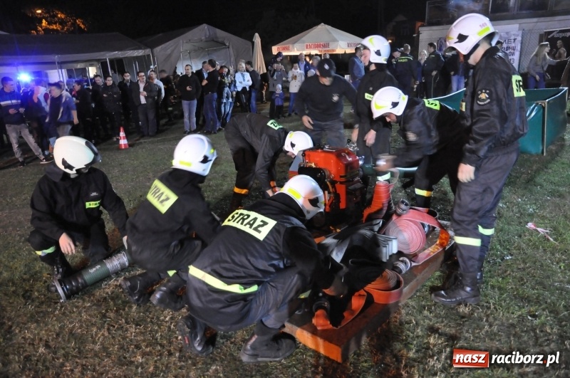 Zdjęcie w galerii na portalu naszraciborz.pl: Strażacki mercedes z silnikiem BMW na nocnych zawodach w Brzeziu  wiadomości z regionu