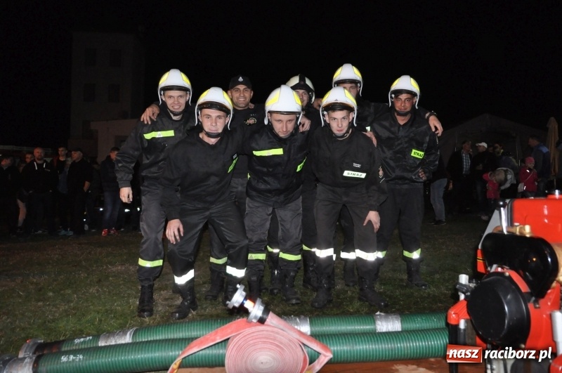 Zdjęcie w galerii na portalu naszraciborz.pl: Strażacki mercedes z silnikiem BMW na nocnych zawodach w Brzeziu  wiadomości z regionu
