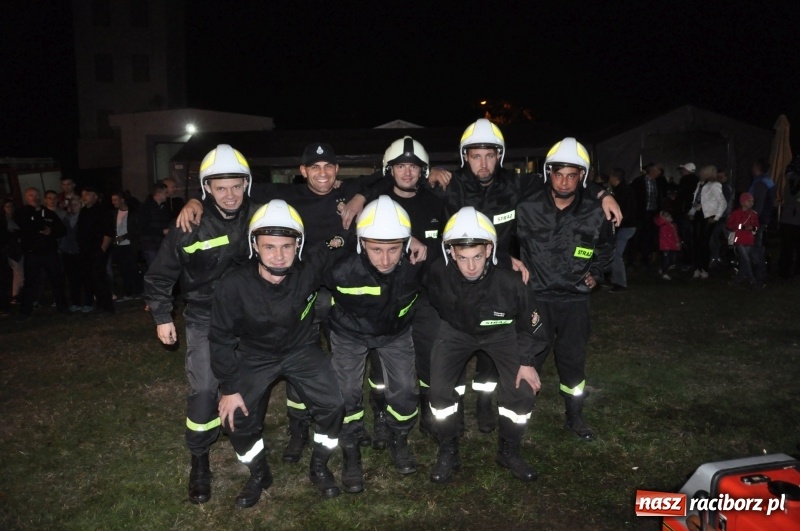 Zdjęcie w galerii na portalu naszraciborz.pl: Strażacki mercedes z silnikiem BMW na nocnych zawodach w Brzeziu  wiadomości z regionu