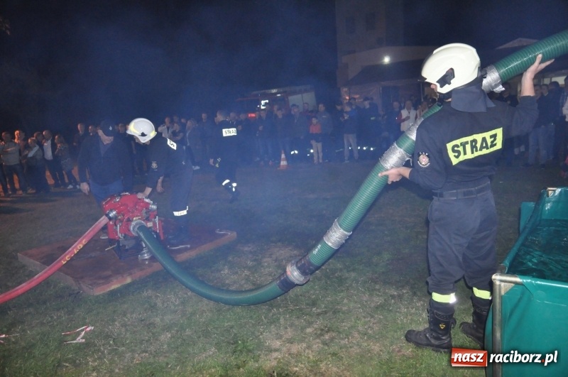 Zdjęcie w galerii na portalu naszraciborz.pl: Strażacki mercedes z silnikiem BMW na nocnych zawodach w Brzeziu  wiadomości z regionu