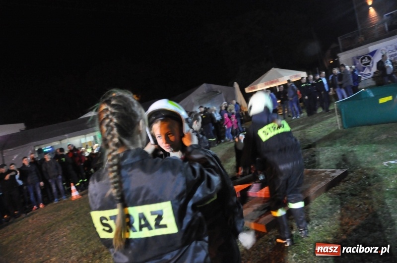 Zdjęcie w galerii na portalu naszraciborz.pl: Strażacki mercedes z silnikiem BMW na nocnych zawodach w Brzeziu  wiadomości z regionu