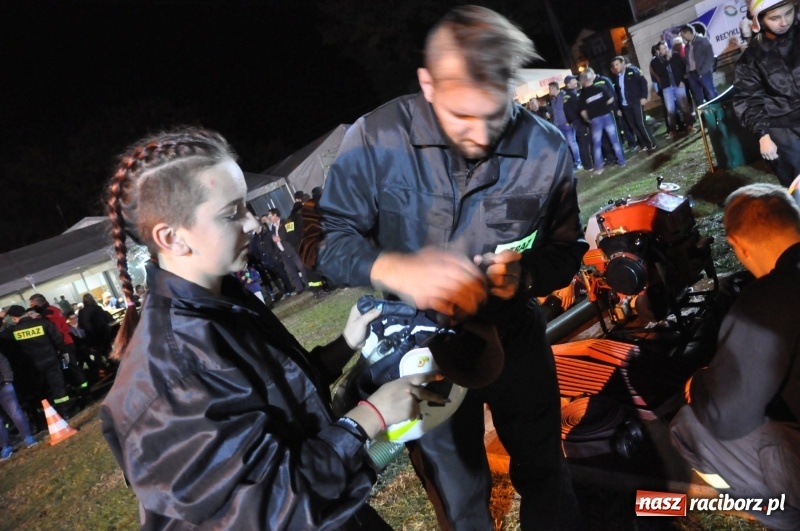 Zdjęcie w galerii na portalu naszraciborz.pl: Strażacki mercedes z silnikiem BMW na nocnych zawodach w Brzeziu  wiadomości z regionu