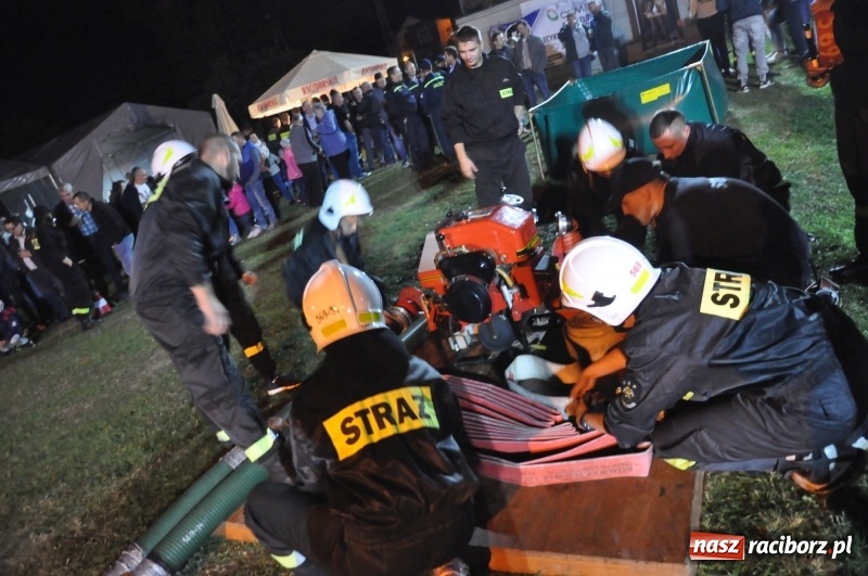 Zdjęcie w galerii na portalu naszraciborz.pl: Strażacki mercedes z silnikiem BMW na nocnych zawodach w Brzeziu  wiadomości z regionu