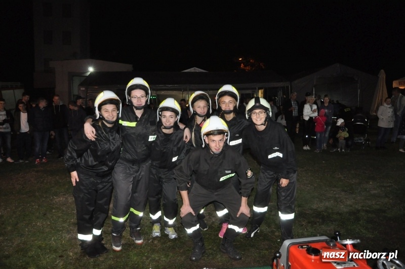 Zdjęcie w galerii na portalu naszraciborz.pl: Strażacki mercedes z silnikiem BMW na nocnych zawodach w Brzeziu  wiadomości z regionu