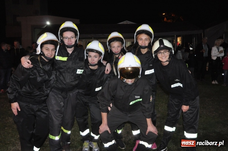 Zdjęcie w galerii na portalu naszraciborz.pl: Strażacki mercedes z silnikiem BMW na nocnych zawodach w Brzeziu  wiadomości z regionu