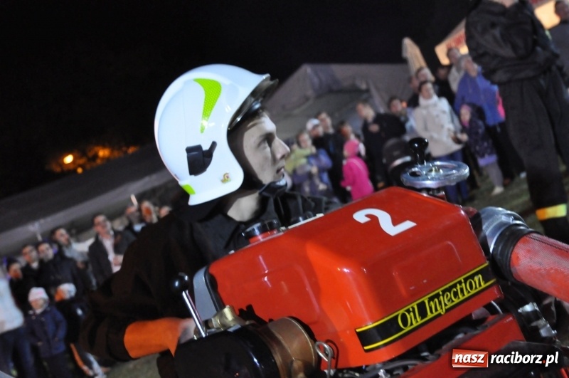 Zdjęcie w galerii na portalu naszraciborz.pl: Strażacki mercedes z silnikiem BMW na nocnych zawodach w Brzeziu  wiadomości z regionu