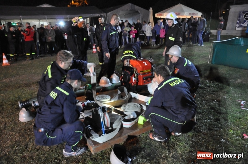 Zdjęcie w galerii na portalu naszraciborz.pl: Strażacki mercedes z silnikiem BMW na nocnych zawodach w Brzeziu  wiadomości z regionu