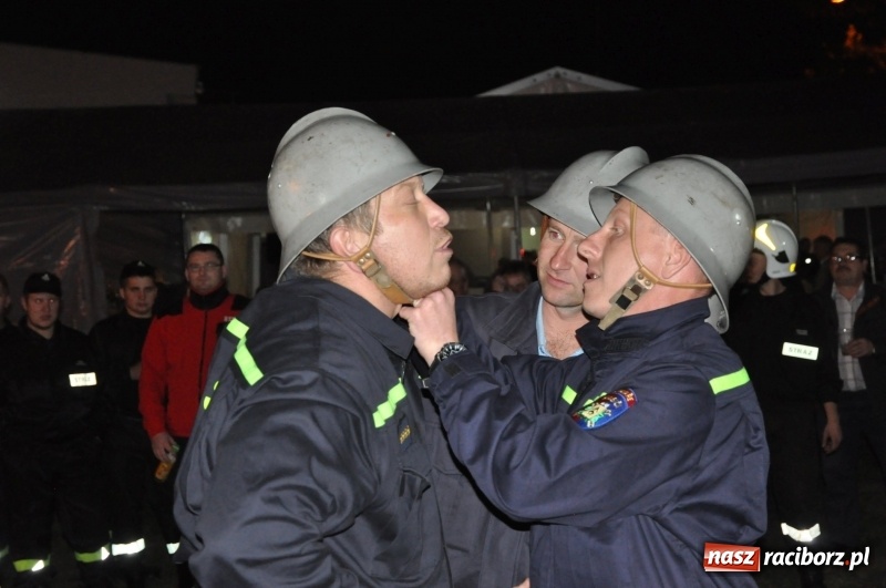 Zdjęcie w galerii na portalu naszraciborz.pl: Strażacki mercedes z silnikiem BMW na nocnych zawodach w Brzeziu  wiadomości z regionu