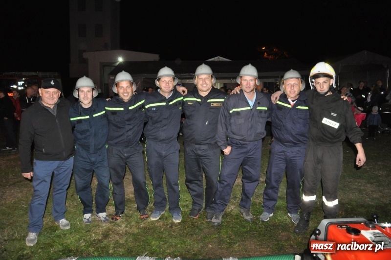 Zdjęcie w galerii na portalu naszraciborz.pl: Strażacki mercedes z silnikiem BMW na nocnych zawodach w Brzeziu  wiadomości z regionu