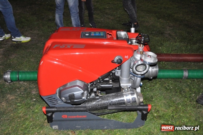 Zdjęcie w galerii na portalu naszraciborz.pl: Strażacki mercedes z silnikiem BMW na nocnych zawodach w Brzeziu  wiadomości z regionu