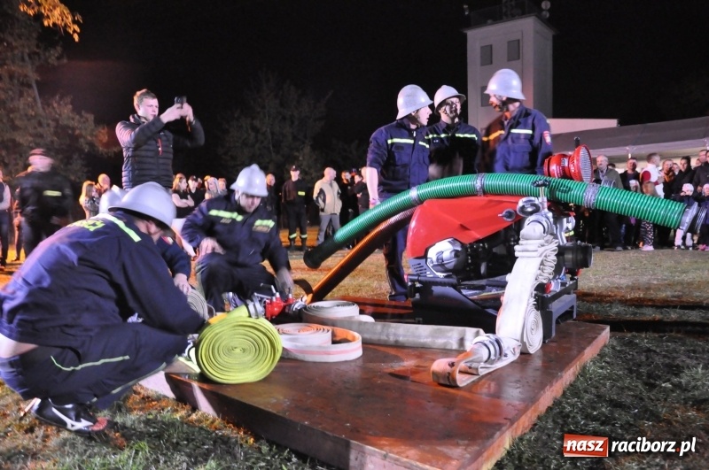 Zdjęcie w galerii na portalu naszraciborz.pl: Strażacki mercedes z silnikiem BMW na nocnych zawodach w Brzeziu  wiadomości z regionu