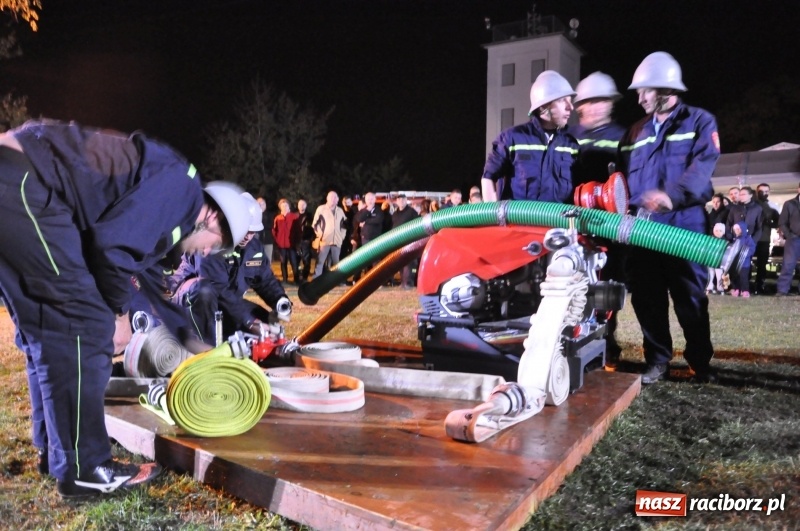 Zdjęcie w galerii na portalu naszraciborz.pl: Strażacki mercedes z silnikiem BMW na nocnych zawodach w Brzeziu  wiadomości z regionu