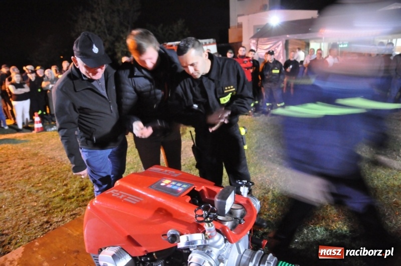Zdjęcie w galerii na portalu naszraciborz.pl: Strażacki mercedes z silnikiem BMW na nocnych zawodach w Brzeziu  wiadomości z regionu