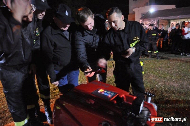Zdjęcie w galerii na portalu naszraciborz.pl: Strażacki mercedes z silnikiem BMW na nocnych zawodach w Brzeziu  wiadomości z regionu