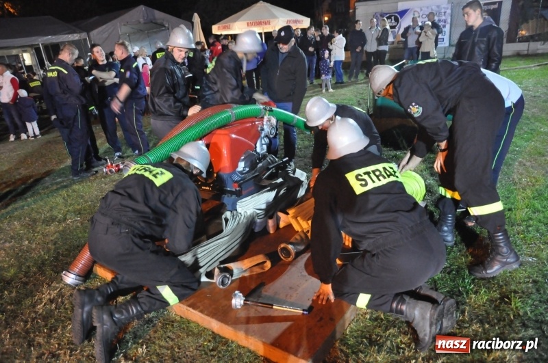 Zdjęcie w galerii na portalu naszraciborz.pl: Strażacki mercedes z silnikiem BMW na nocnych zawodach w Brzeziu  wiadomości z regionu