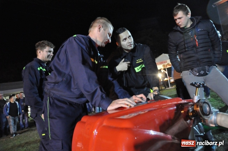 Zdjęcie w galerii na portalu naszraciborz.pl: Strażacki mercedes z silnikiem BMW na nocnych zawodach w Brzeziu  wiadomości z regionu