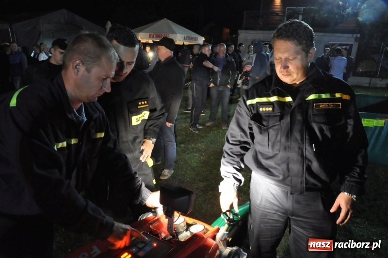 Zdjęcie w galerii na portalu naszraciborz.pl: Strażacki mercedes z silnikiem BMW na nocnych zawodach w Brzeziu  wiadomości z regionu